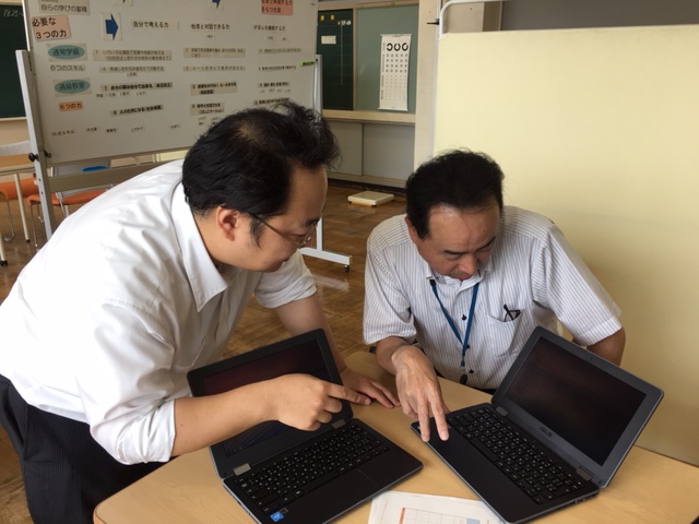 写真：ChromeBookで遠隔支援を行うICT環境設定