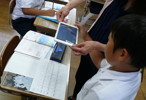 写真：考えを記録し，友達と交流する
