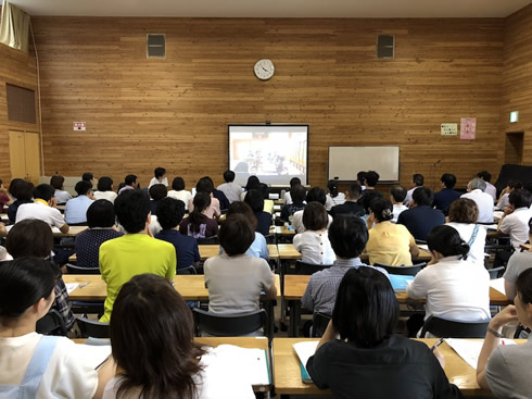 写真：第1回事例研究会を開催