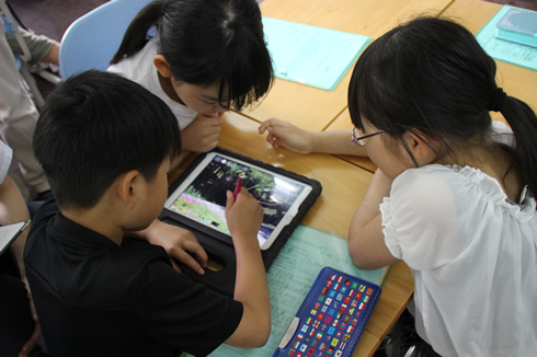 写真：3年社会科「学校の周り」タブレットの写真で説明