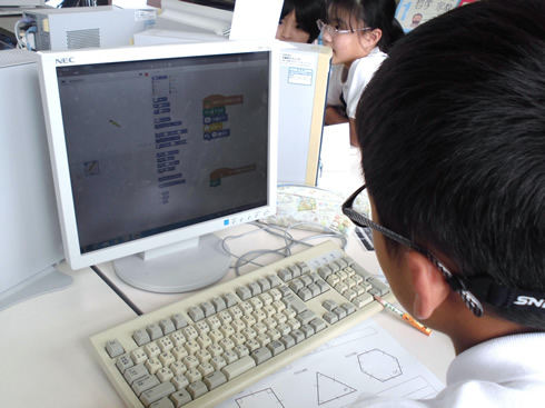 写真：「Scratch」活用による正多角形の作図（算数科　第5学年）