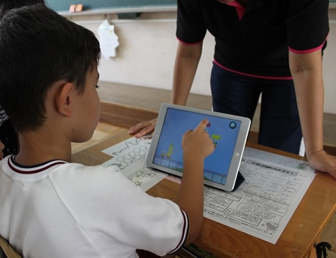 写真：タブレットを使ったことばの学習