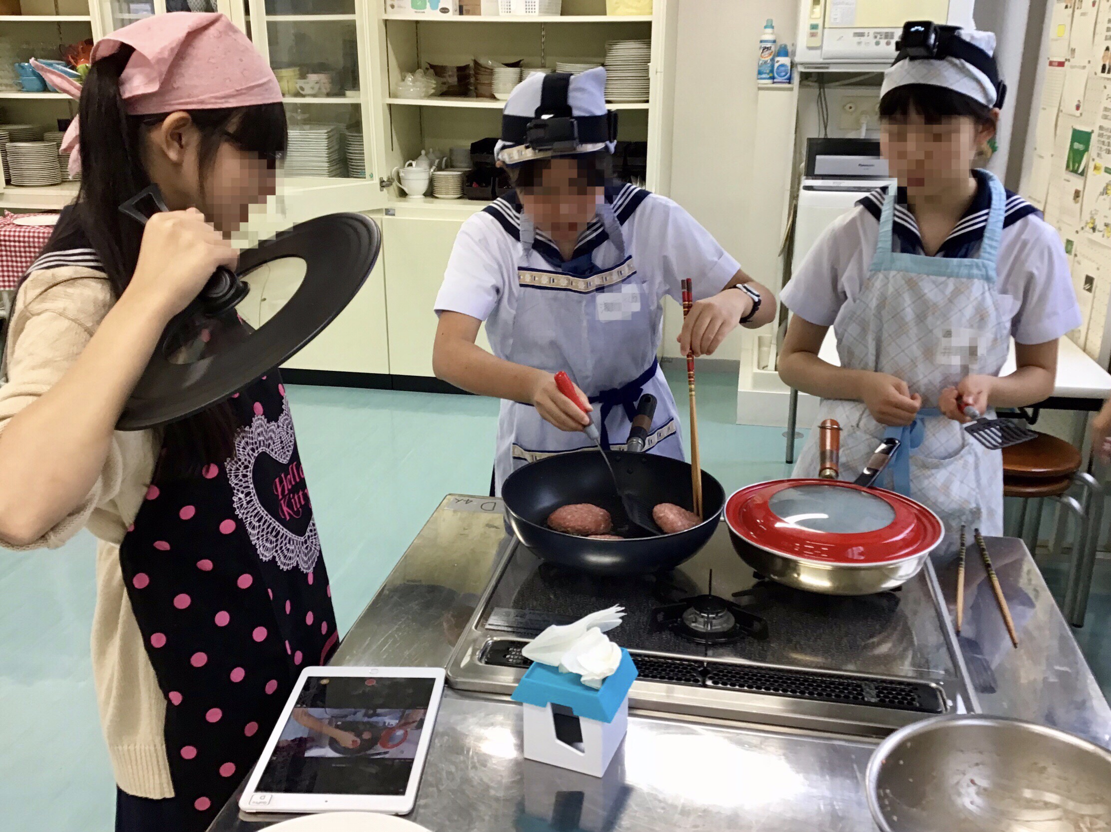 写真：ウェアラブルカメラを使って調理実習を記録