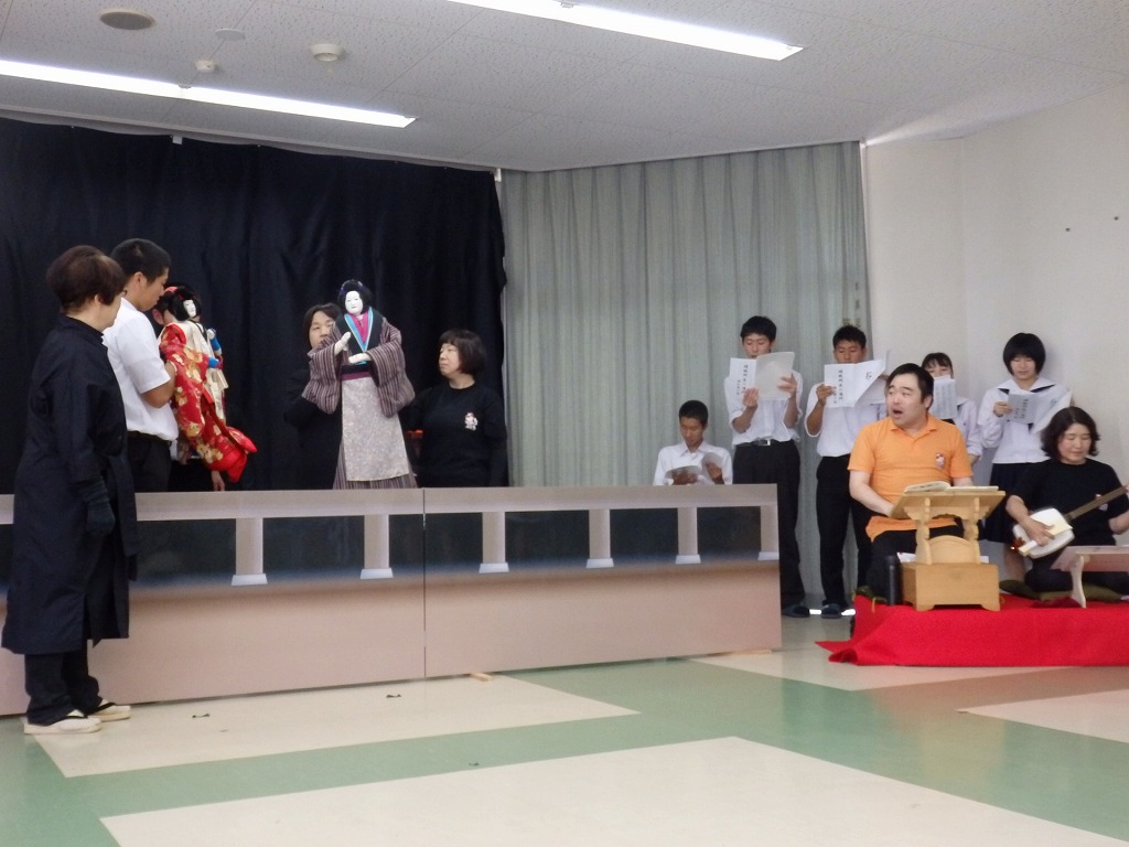写真：人形浄瑠璃体験を行いました。