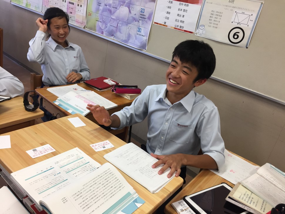 写真：対話的な学びではじける笑顔
