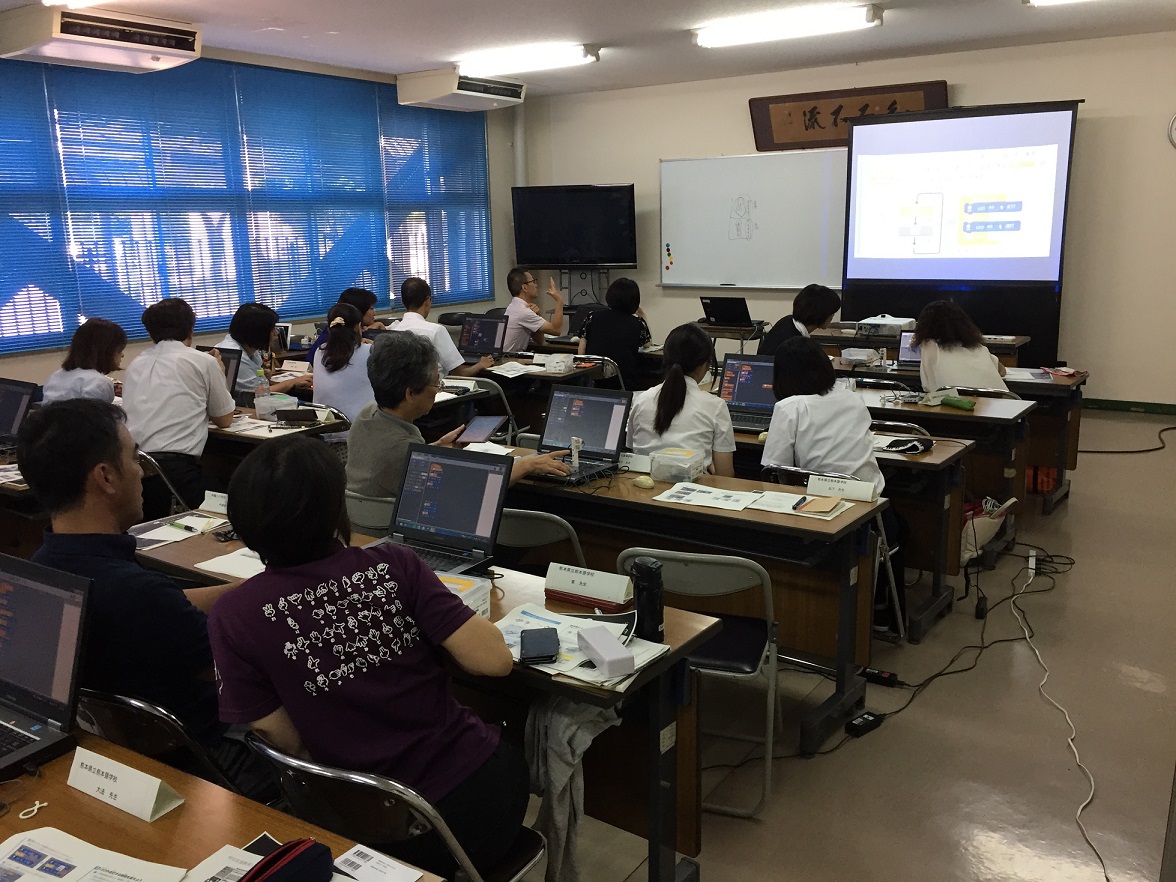 写真：先生達のプログラミング体験