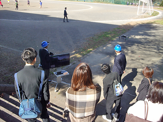 写真：学校説明会でドローンの紹介をしました