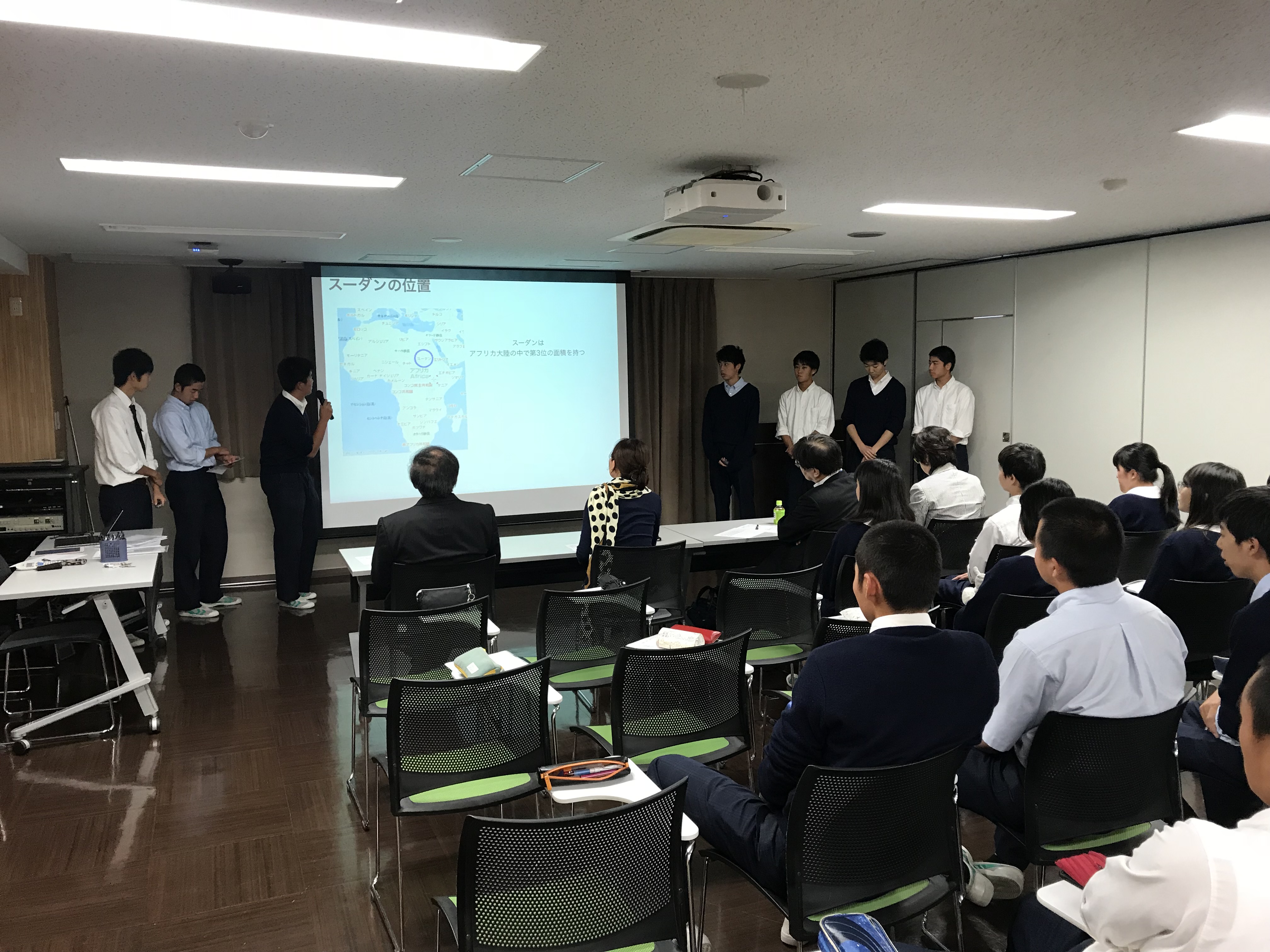 写真：有識者前での発表