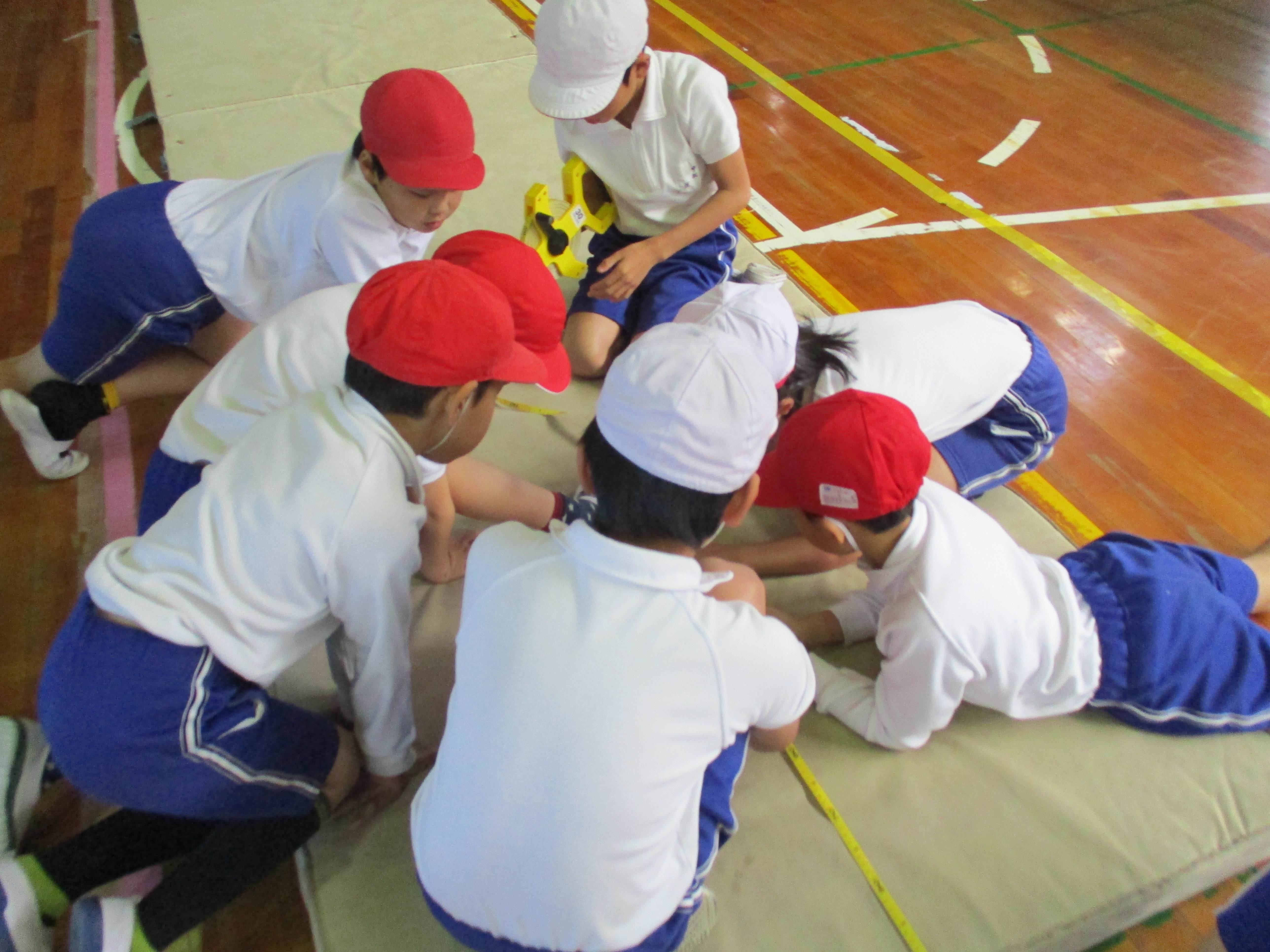 写真：ICTを活用した中学年と低学年の学び合い