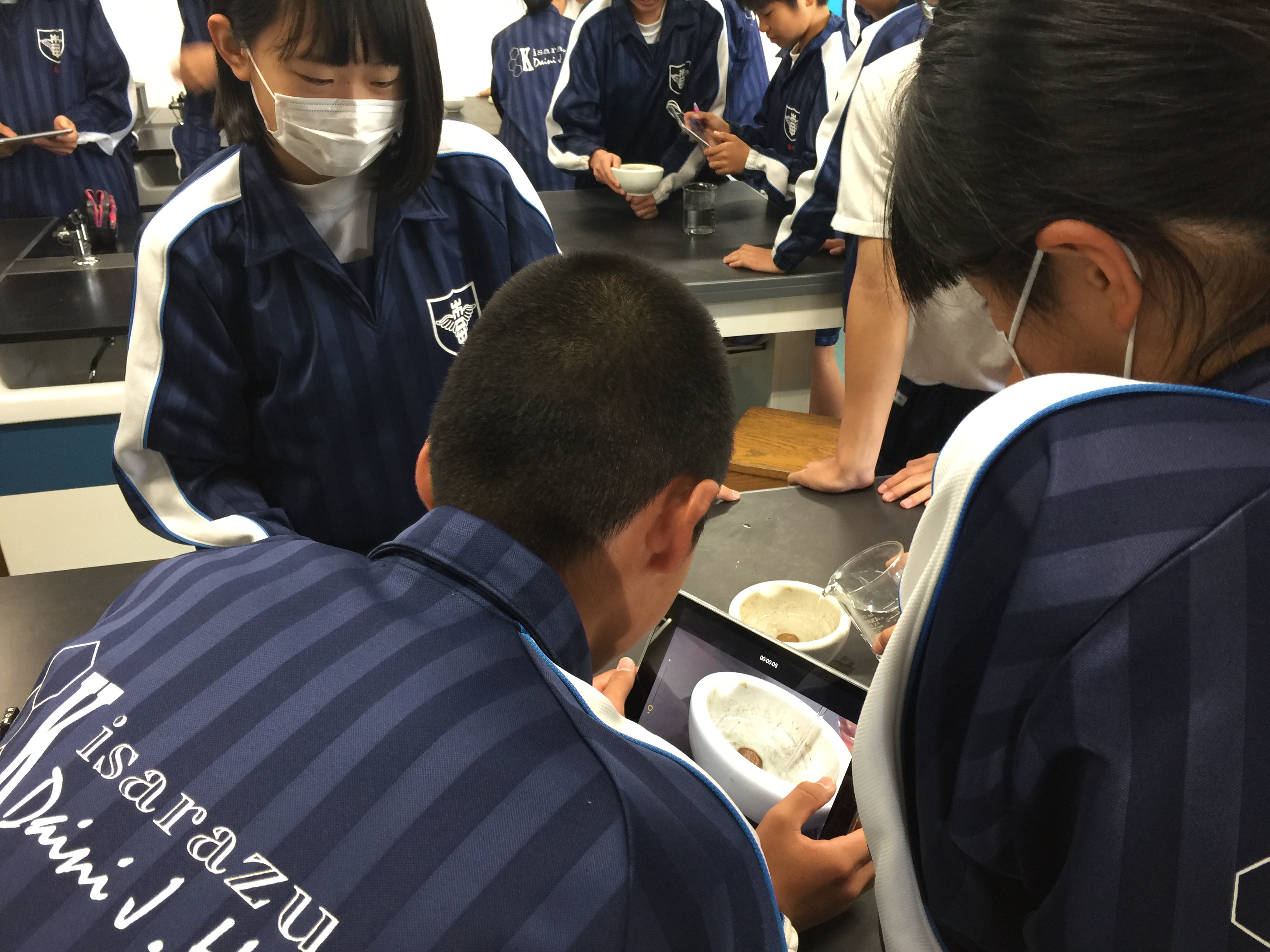 写真：iPadで理科の実験の撮影