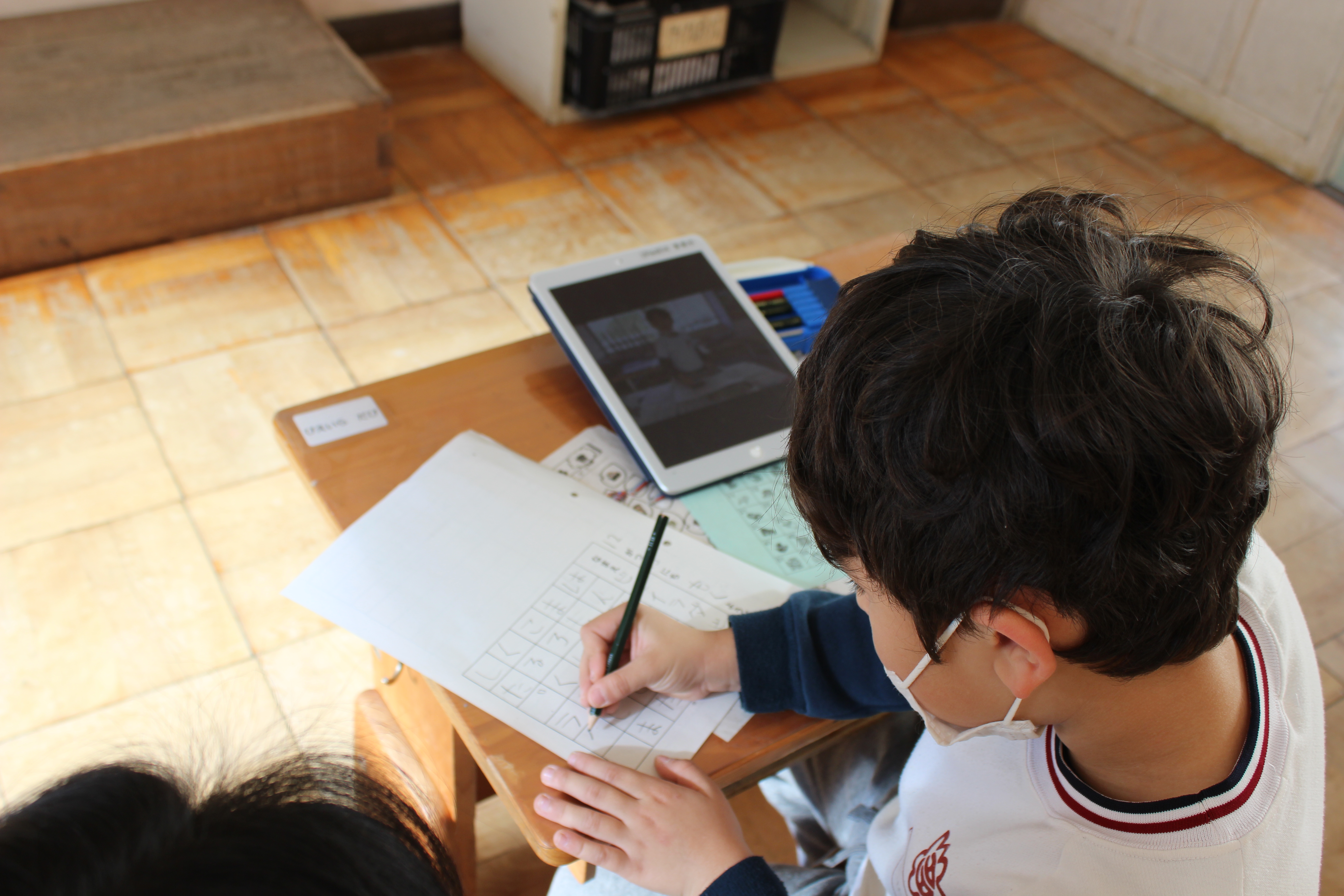 写真：タブレットを使った日記の学習