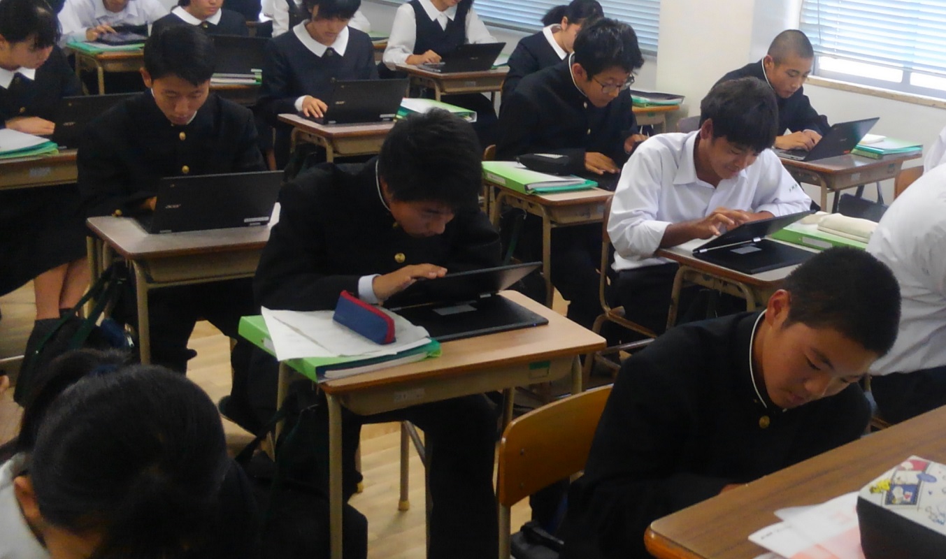 写真：全学年、全教室での利用が可能になりました。