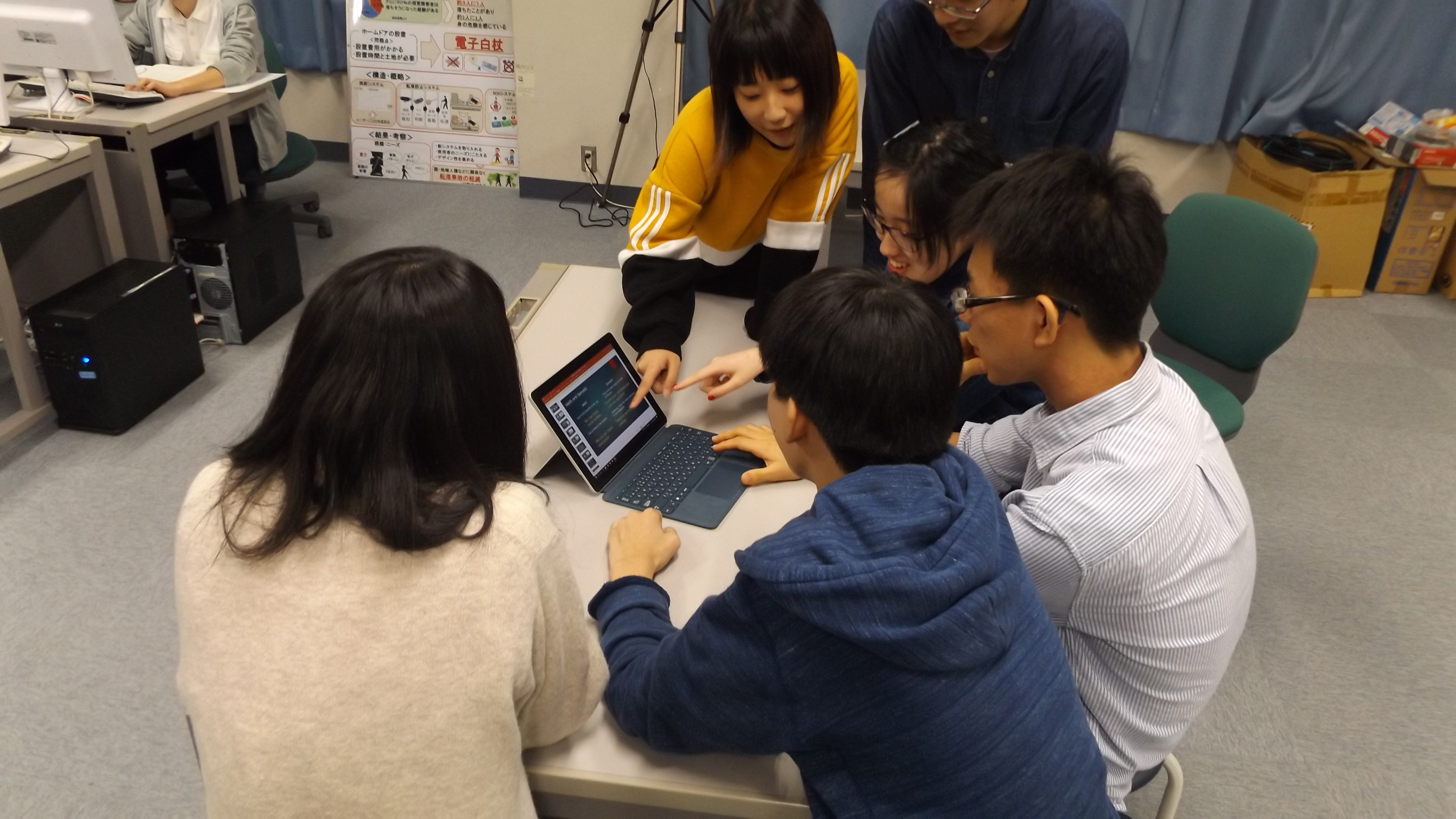 写真：タブレットを使いプレゼンテーションの打ち合わせ中