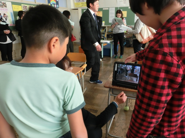 写真：生活単元学習におけるタブレットPC活用の実践