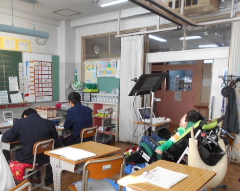 写真：視線入力で美術部に参加