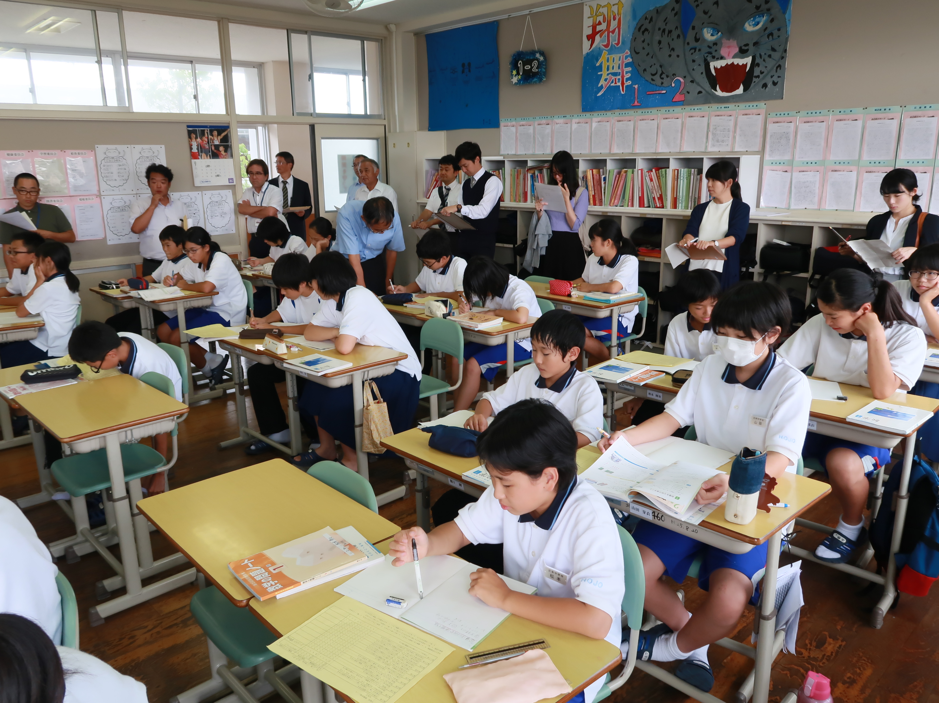 写真：研究授業で高校・中学の数学の先生に授業を公開