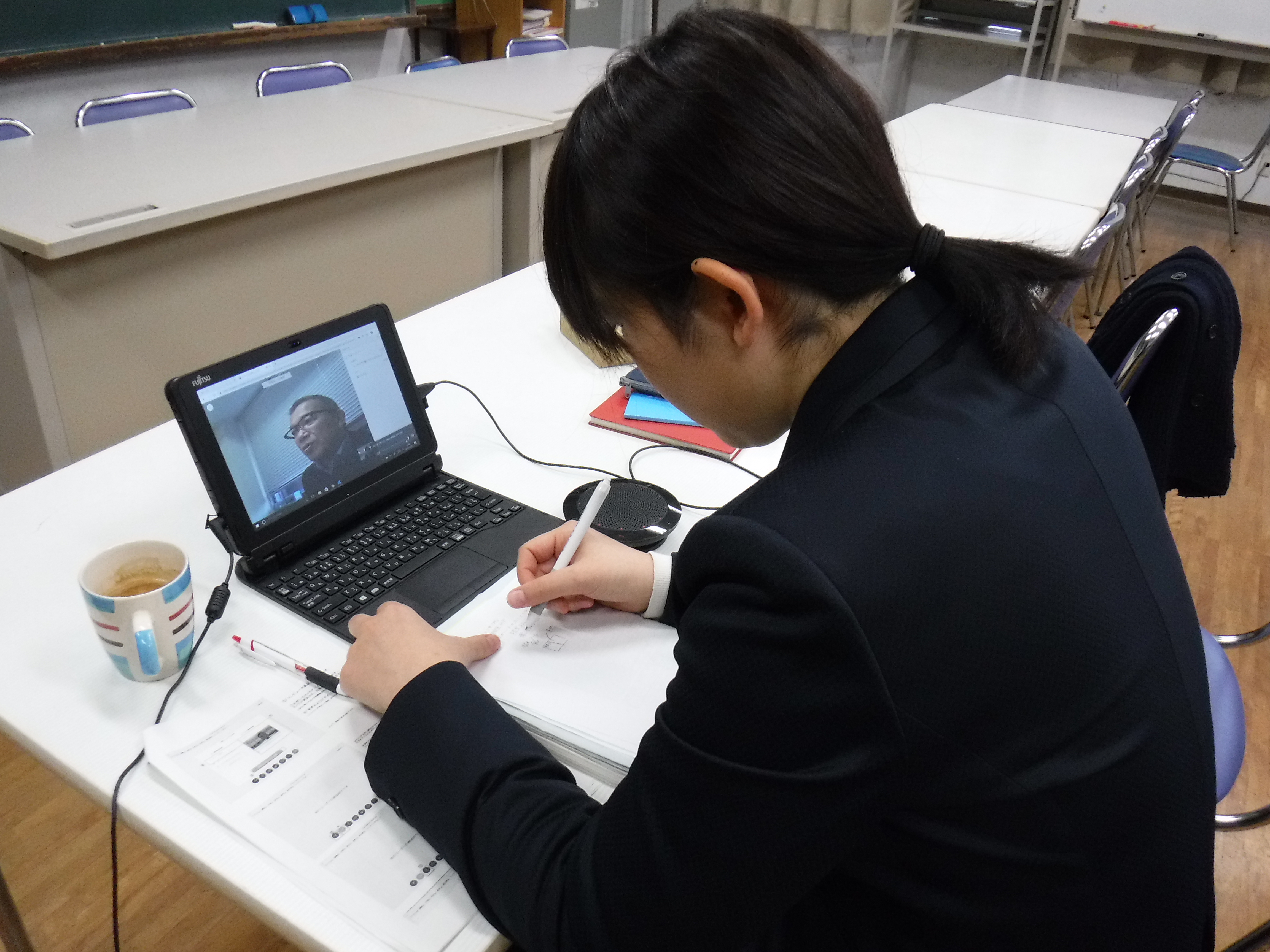 写真：テレビ会議システムを活用した遠隔教育相談