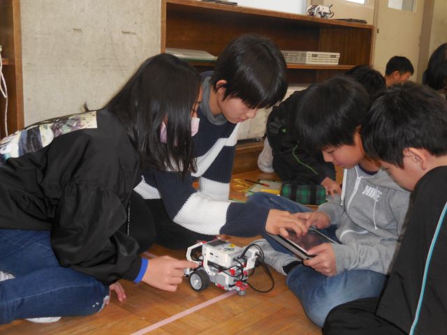 写真:ロボットカーをプログラミング