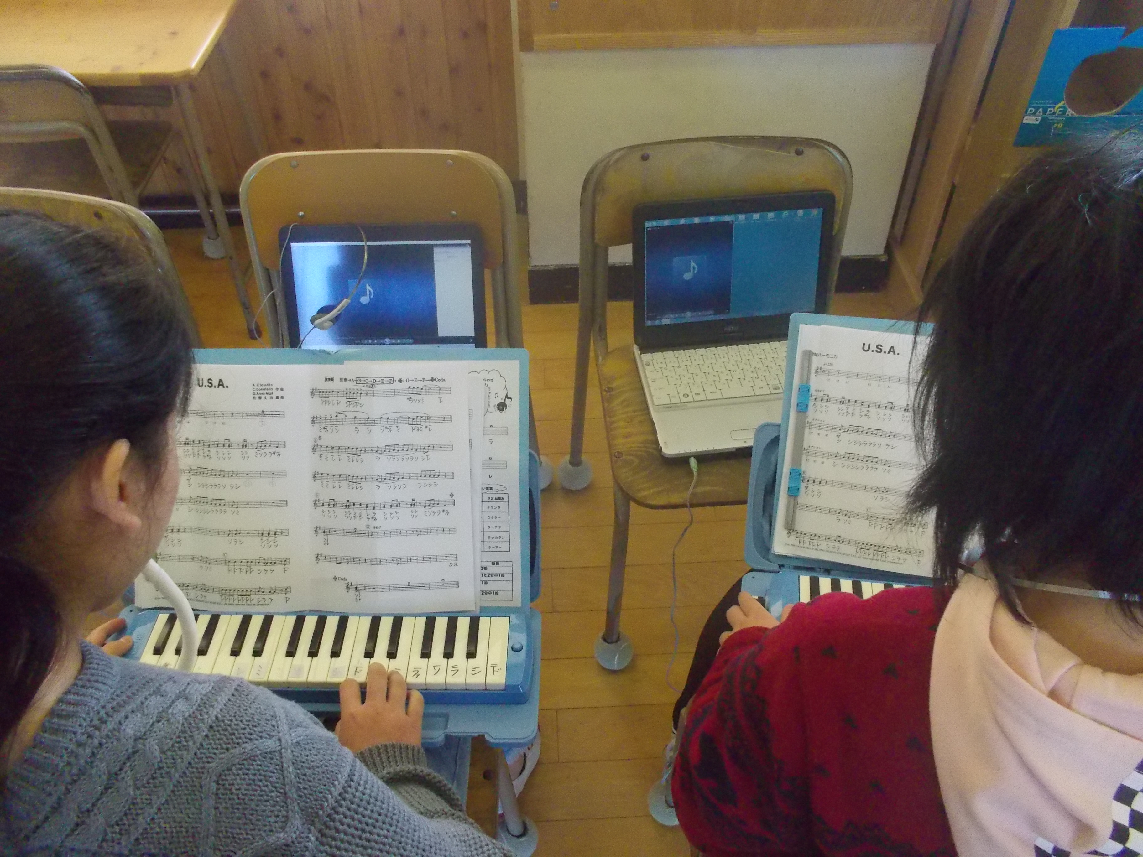 写真:タブレット活用の日常化—音楽