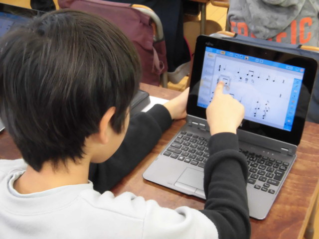 写真:タブレット型端末を用いた旋律づくり