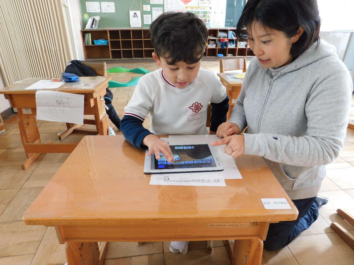 写真：切符を買う練習をするよータブレットのアプリを使った学習—