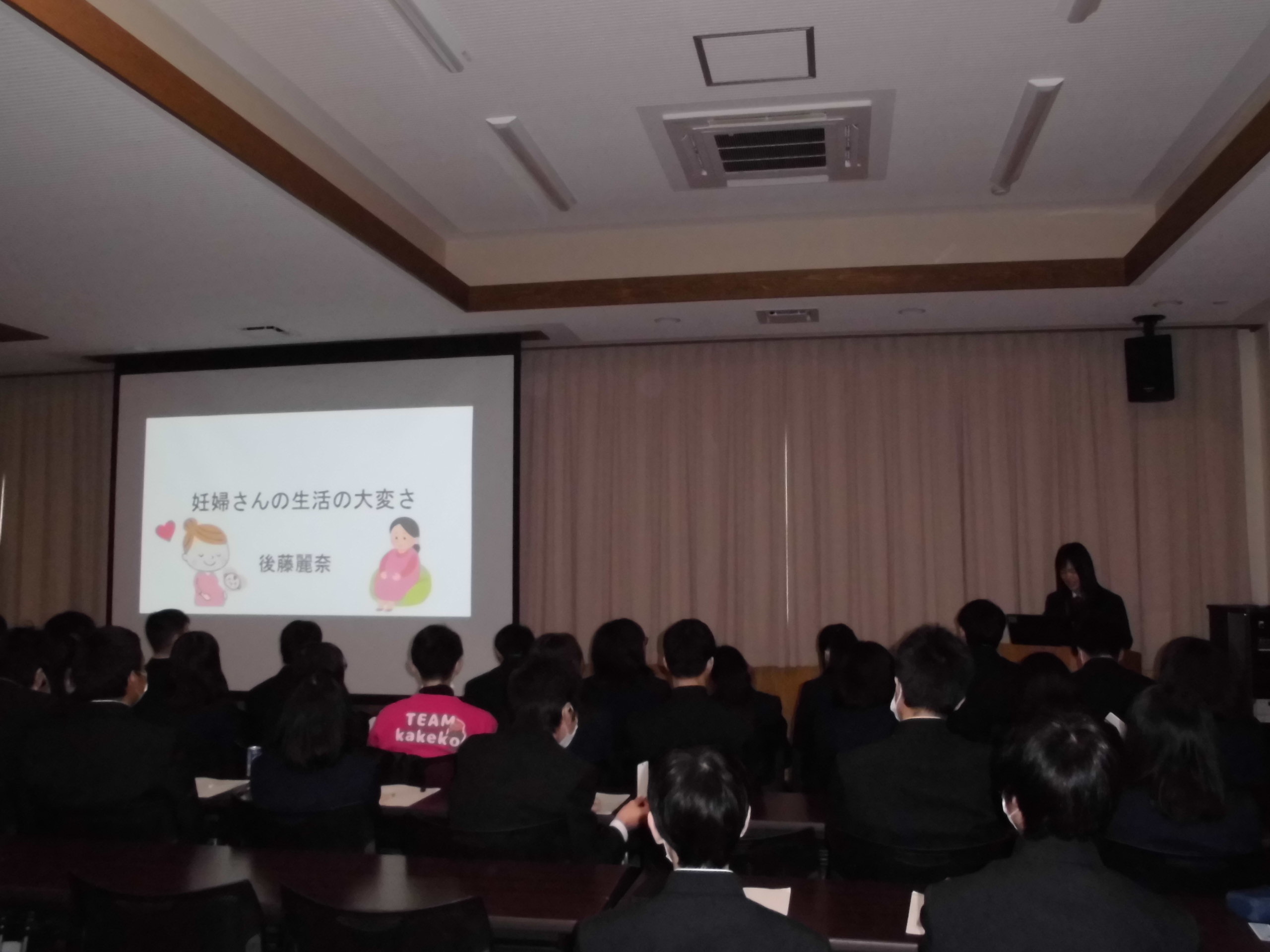 写真：学校通信とＡＲで学校での活動を紹介