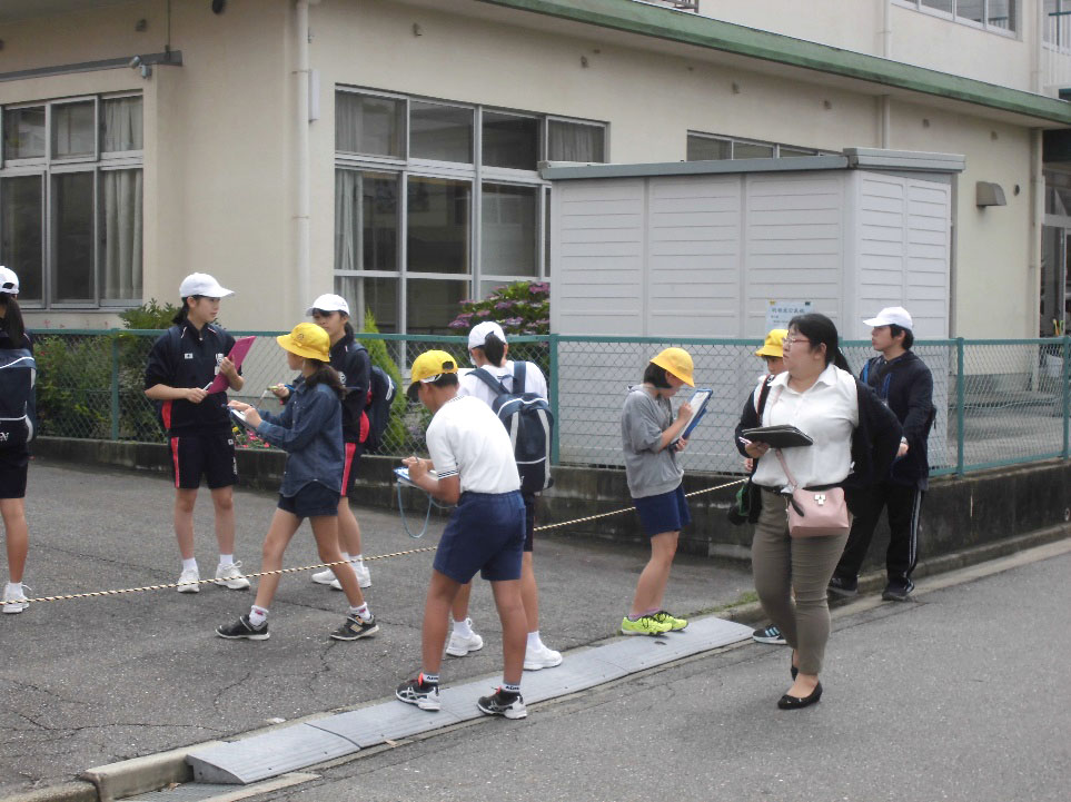 中学生と小学生の身近な危険探し