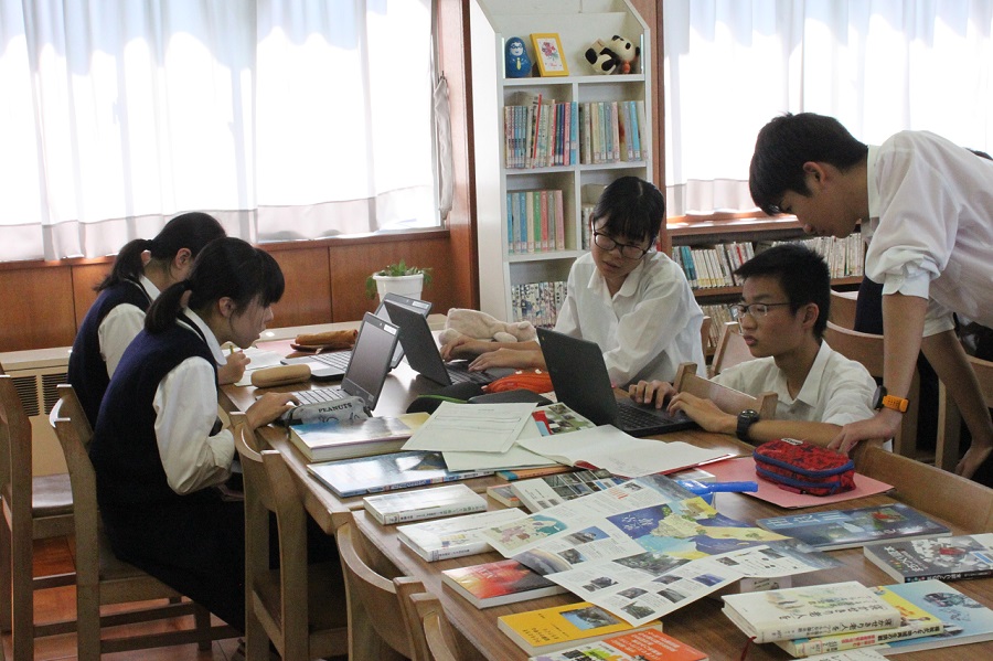 写真：文理科学科１年生「みらい学Ⅰ」Chromebookの活用風景