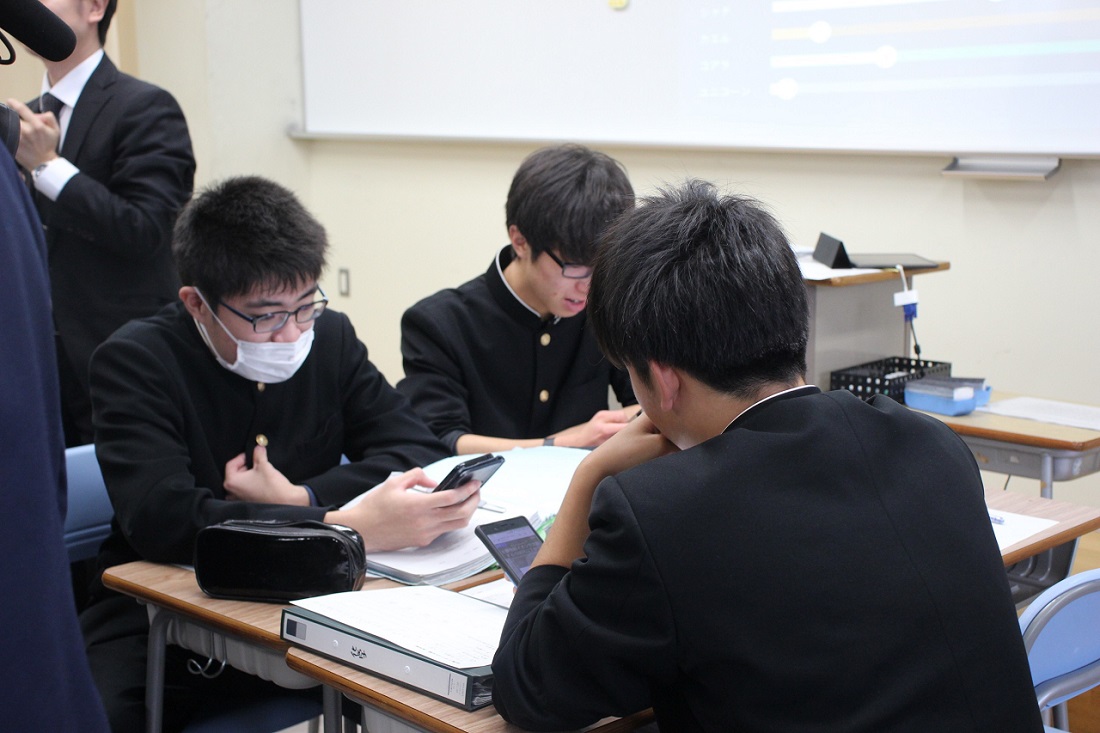 写真：スマホを活用したBYOD授業