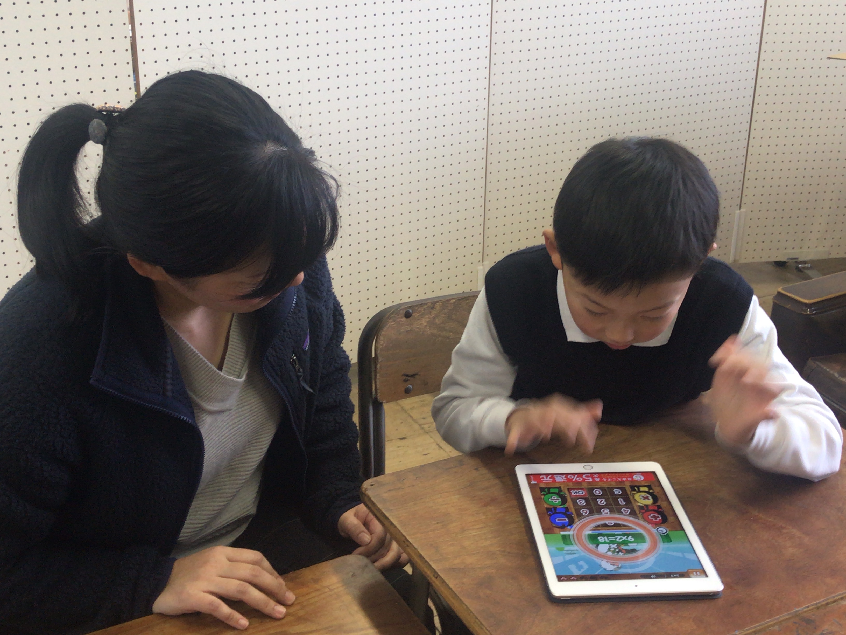 写真：授業の復習にiPadを活用して、学習内容の定着を図る
