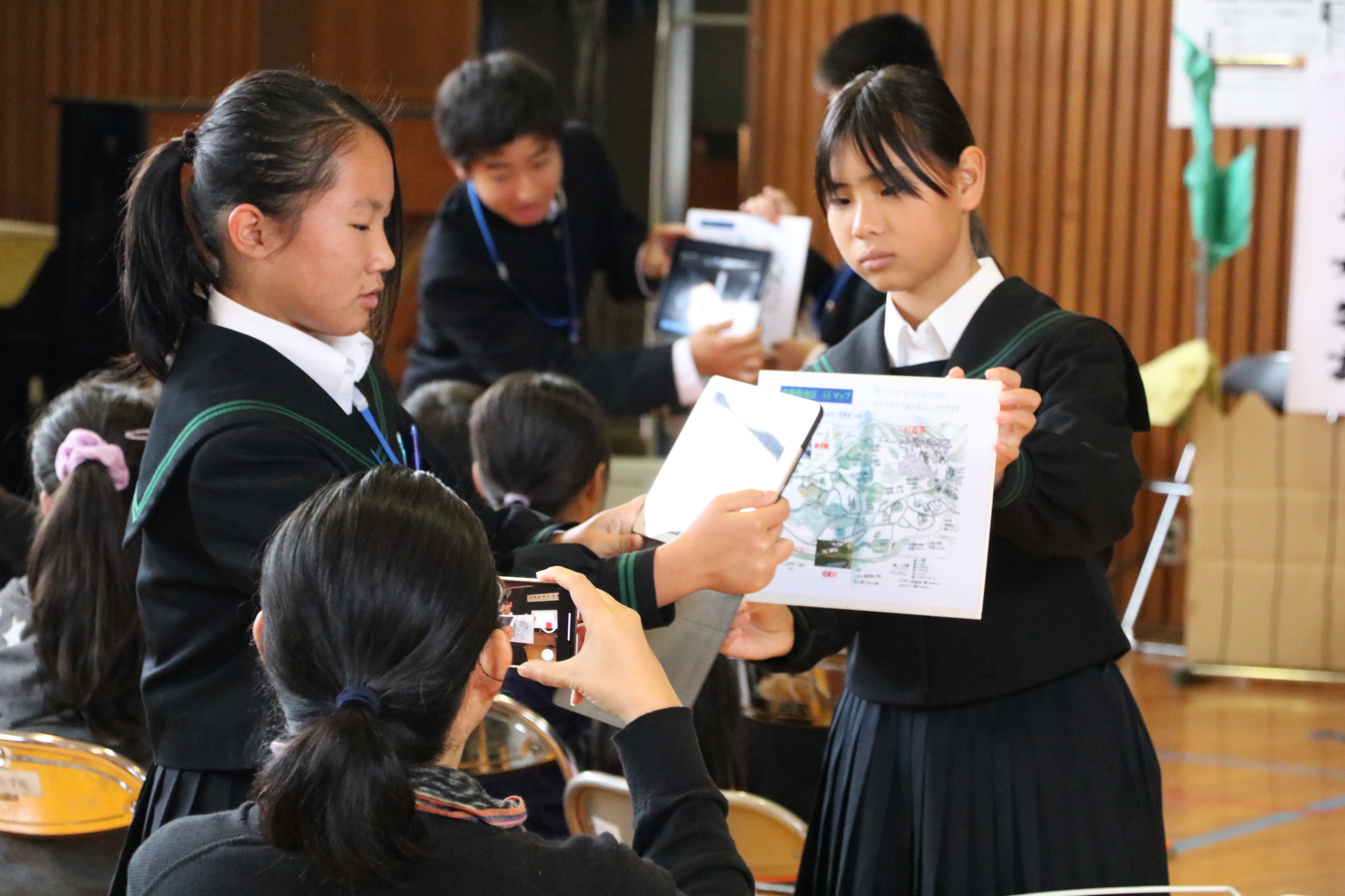 写真：文化祭での総合的な学習｢日置川ミライ学｣の発表