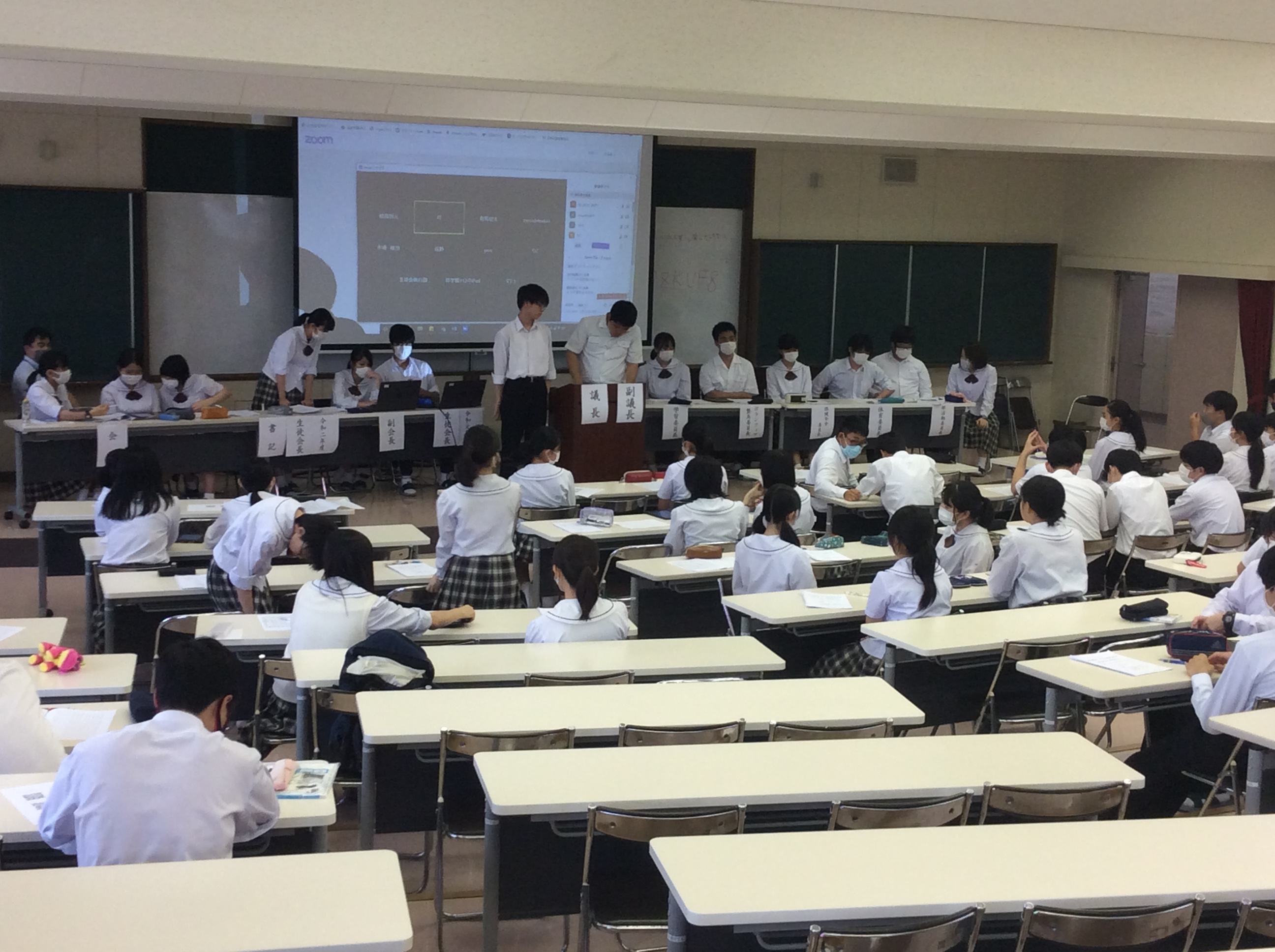 写真：オンラインと対面を組み合わせての生徒総会の実施