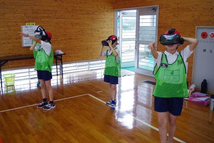 写真：４年体育「ラインサッカー」ゲームアプリとVR活用