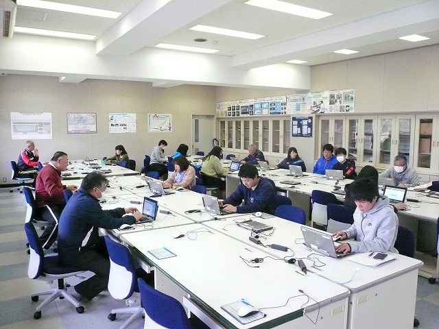 写真：職員によるＺＯＯＭ使用研修