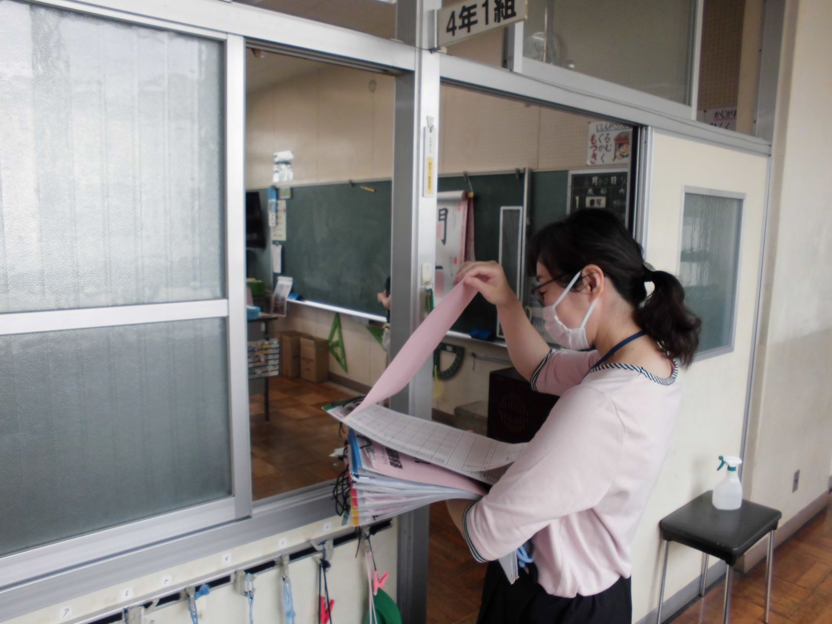 写真：養護教諭による健康観察の様子