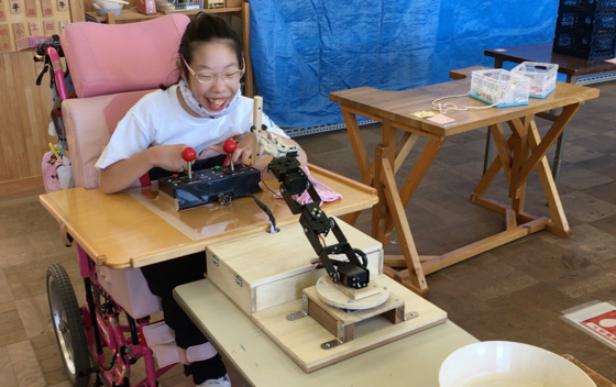 写真：ロボットアームを活用して作業学習に取り組んでいます