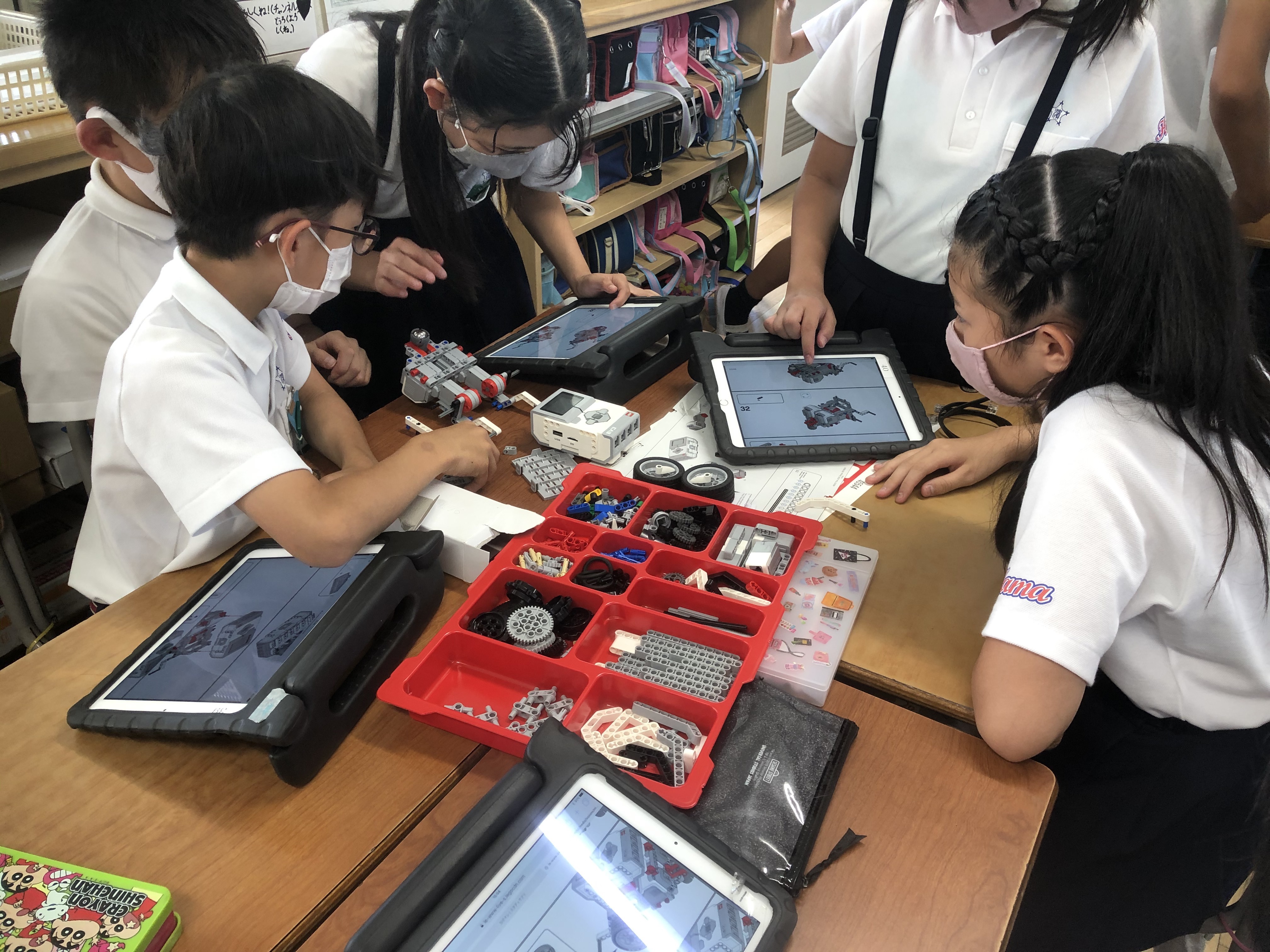 写真：課題解決に向けたレゴの制作場面
