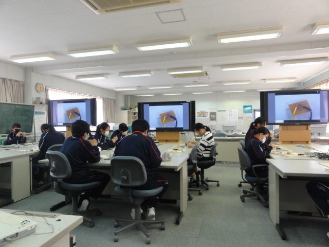 写真：圧電スピーカの半田付け