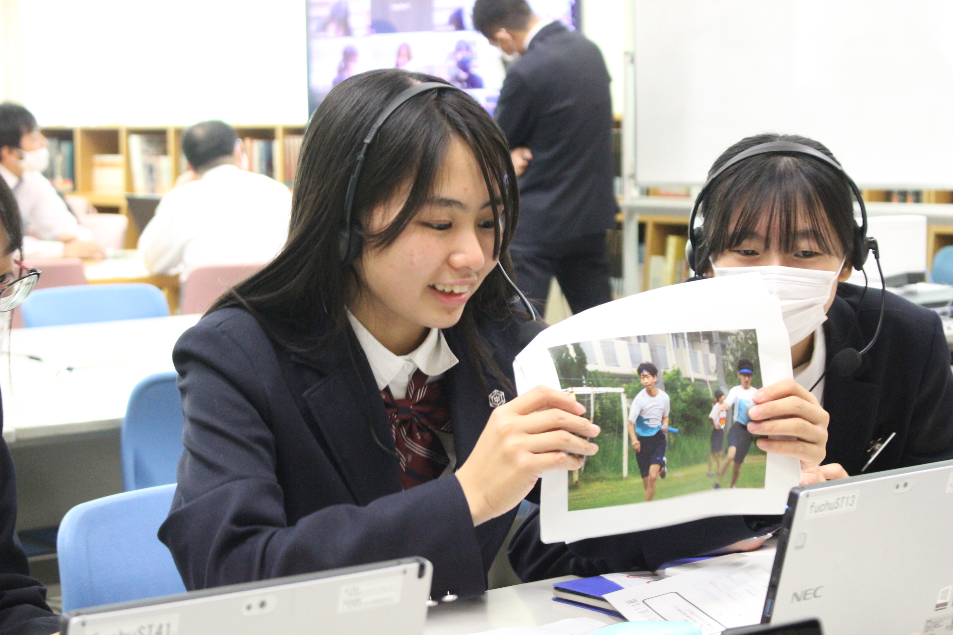 写真：文化の違いを乗り越えよう！Zoomミーティングを活用して留学生と交流(３年英語科の授業実践)