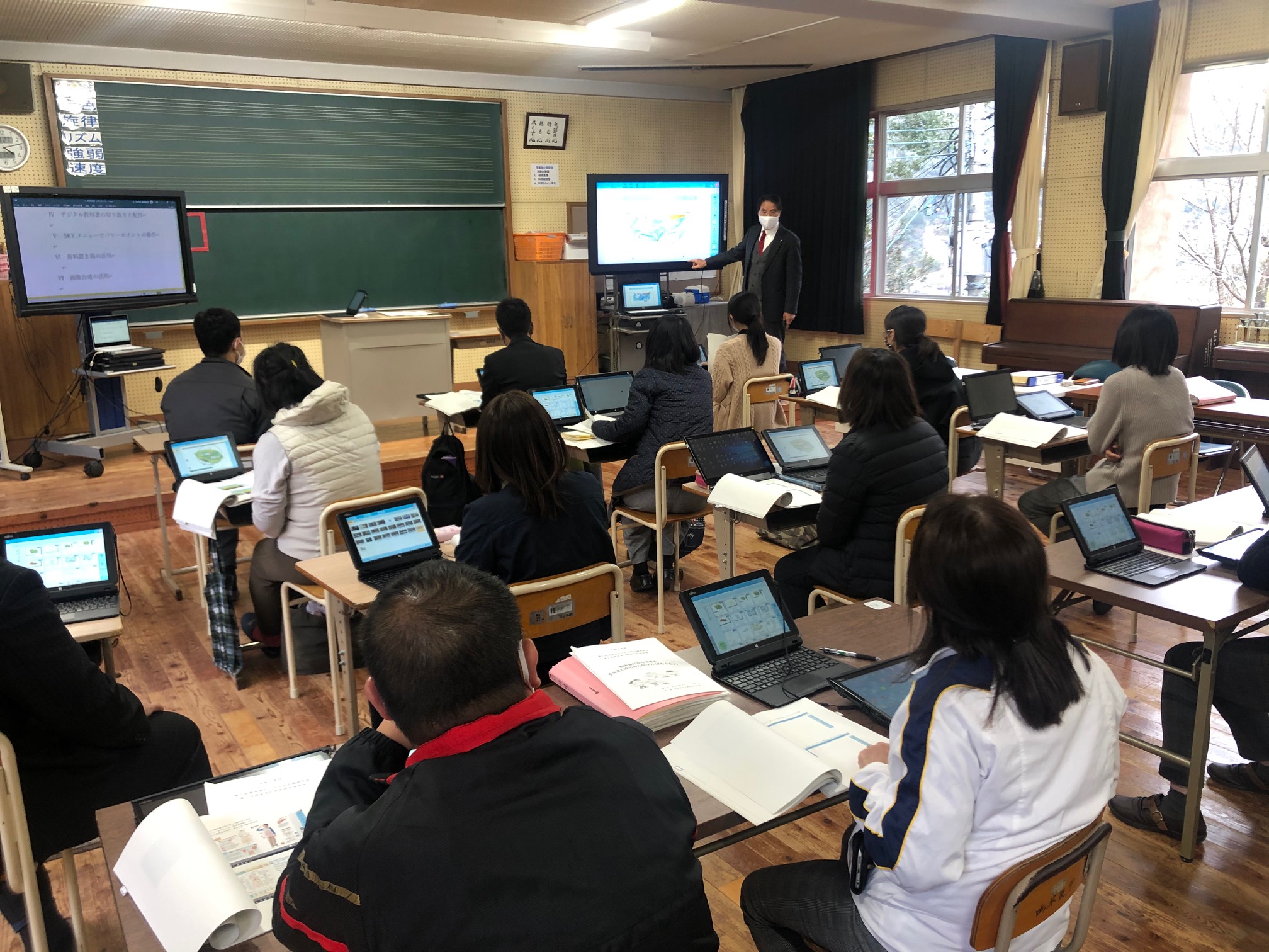 写真:西米良村小中合同研究会の取組「ICTスキルアップ研修会」