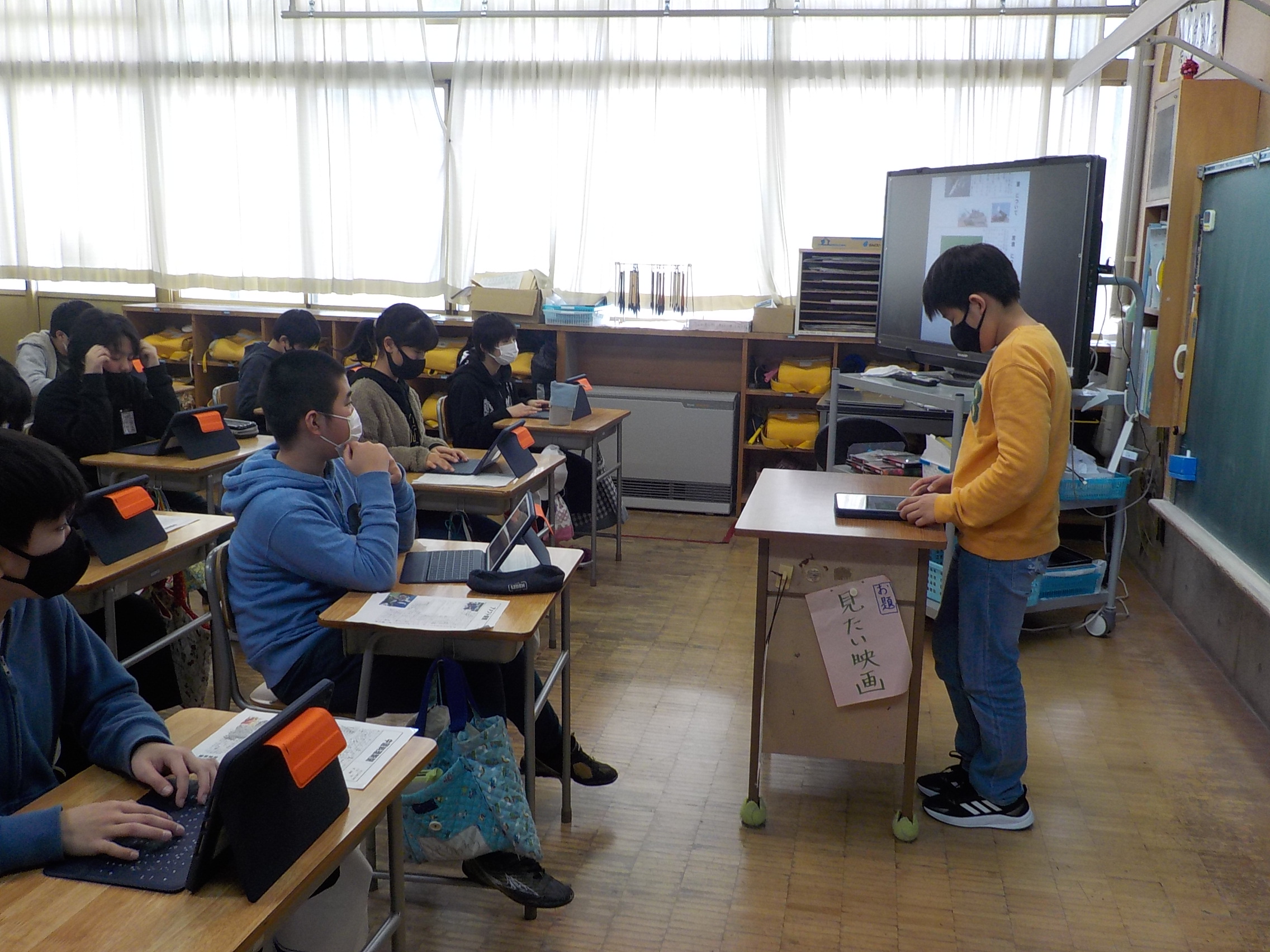 写真：１人１台タブレットを用いた学びの「アウトプット」