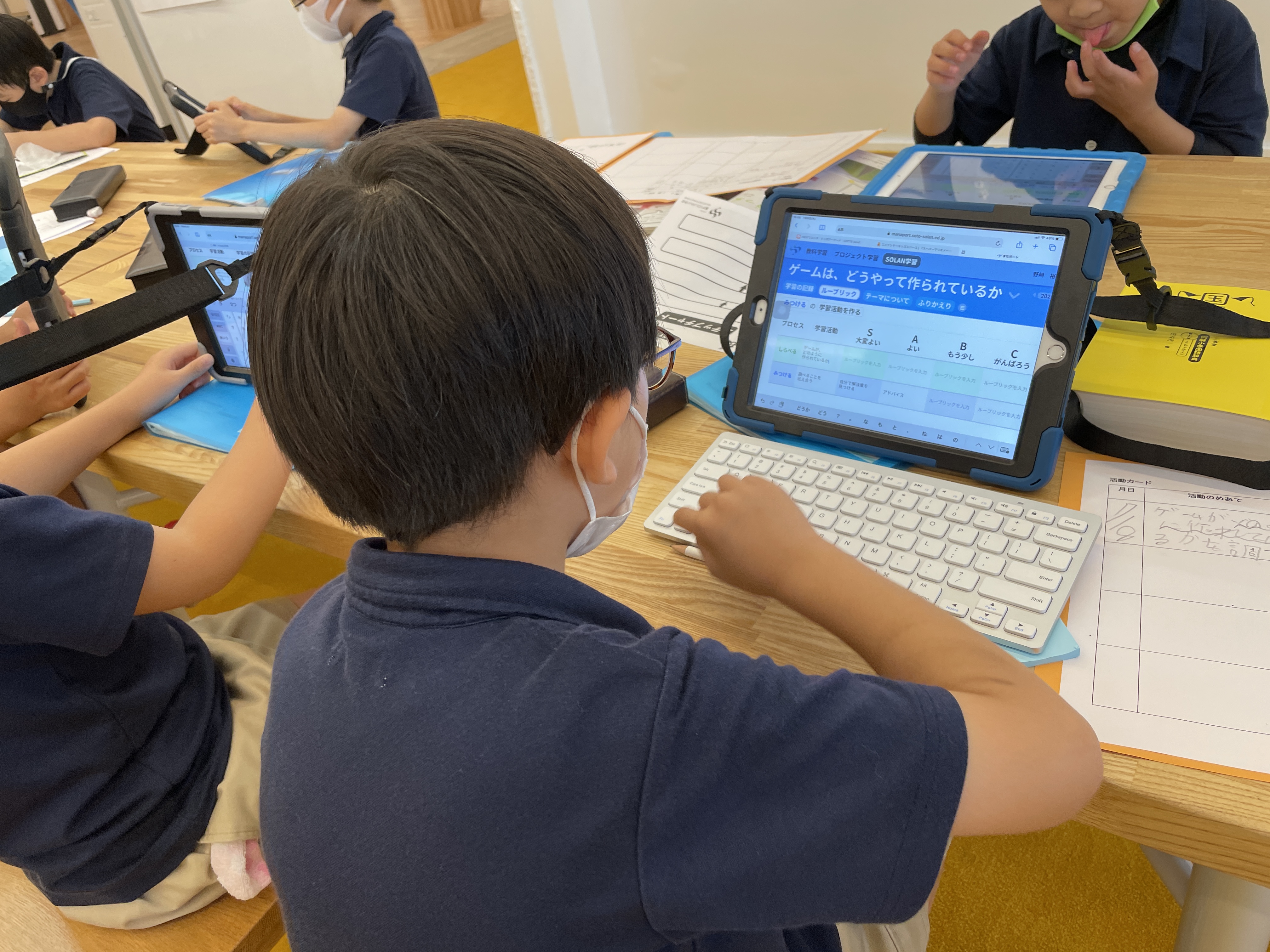 写真:探究学習の学びの記録をまなポートにアップ!