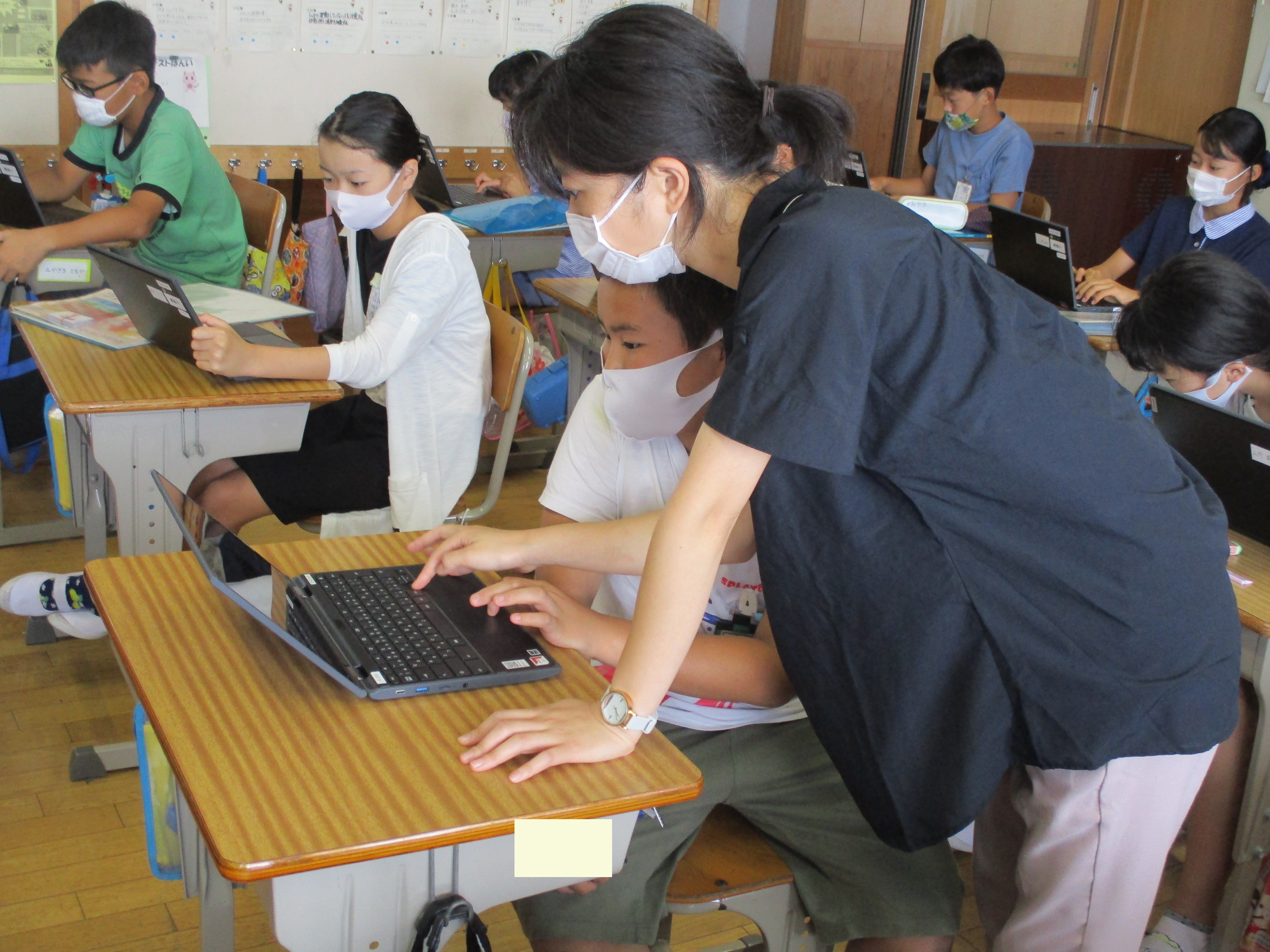 写真:総合的な学習の時間でタブレット活用開始!
