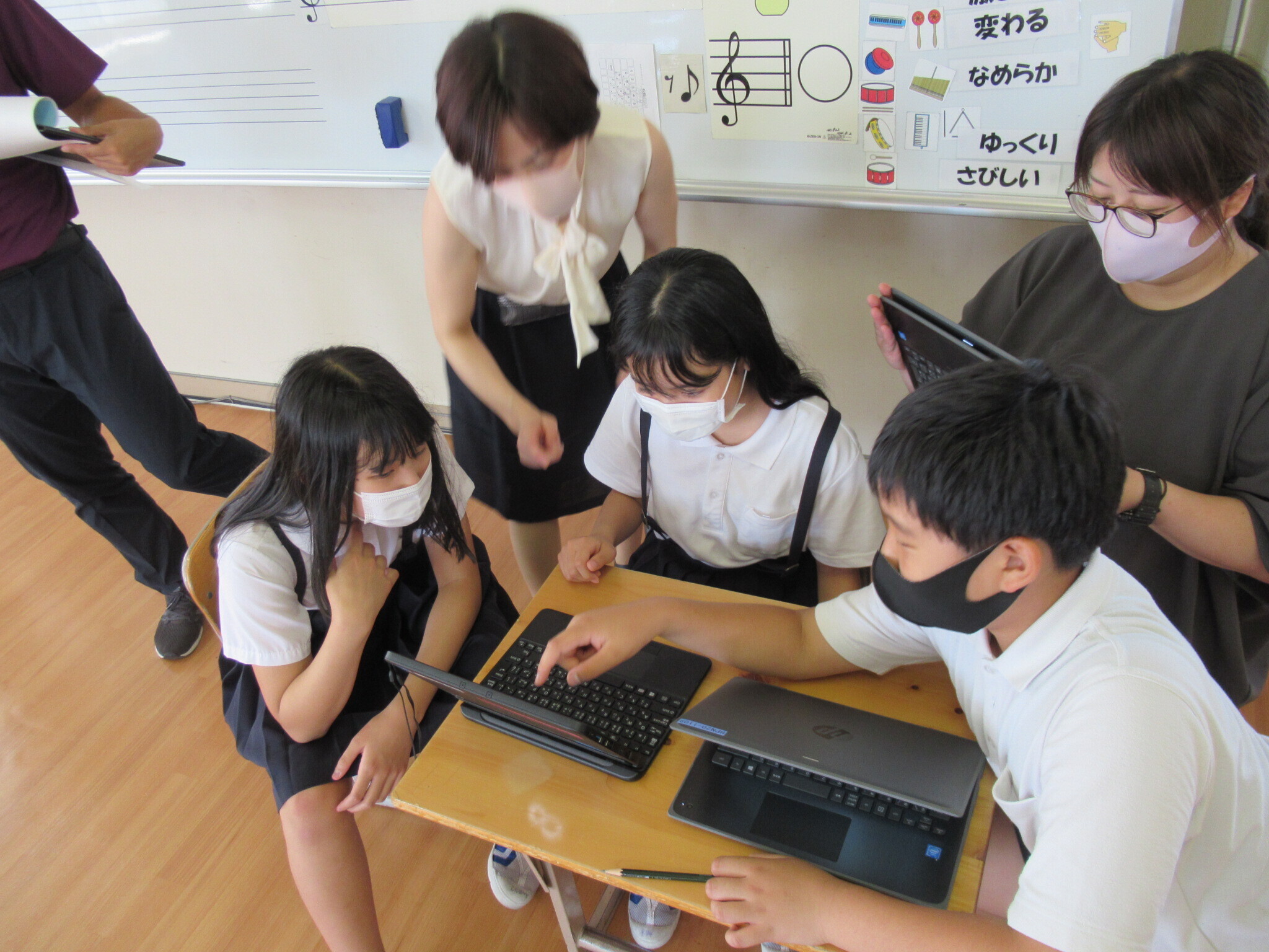 写真：いろいろな音色を感じ取ろう