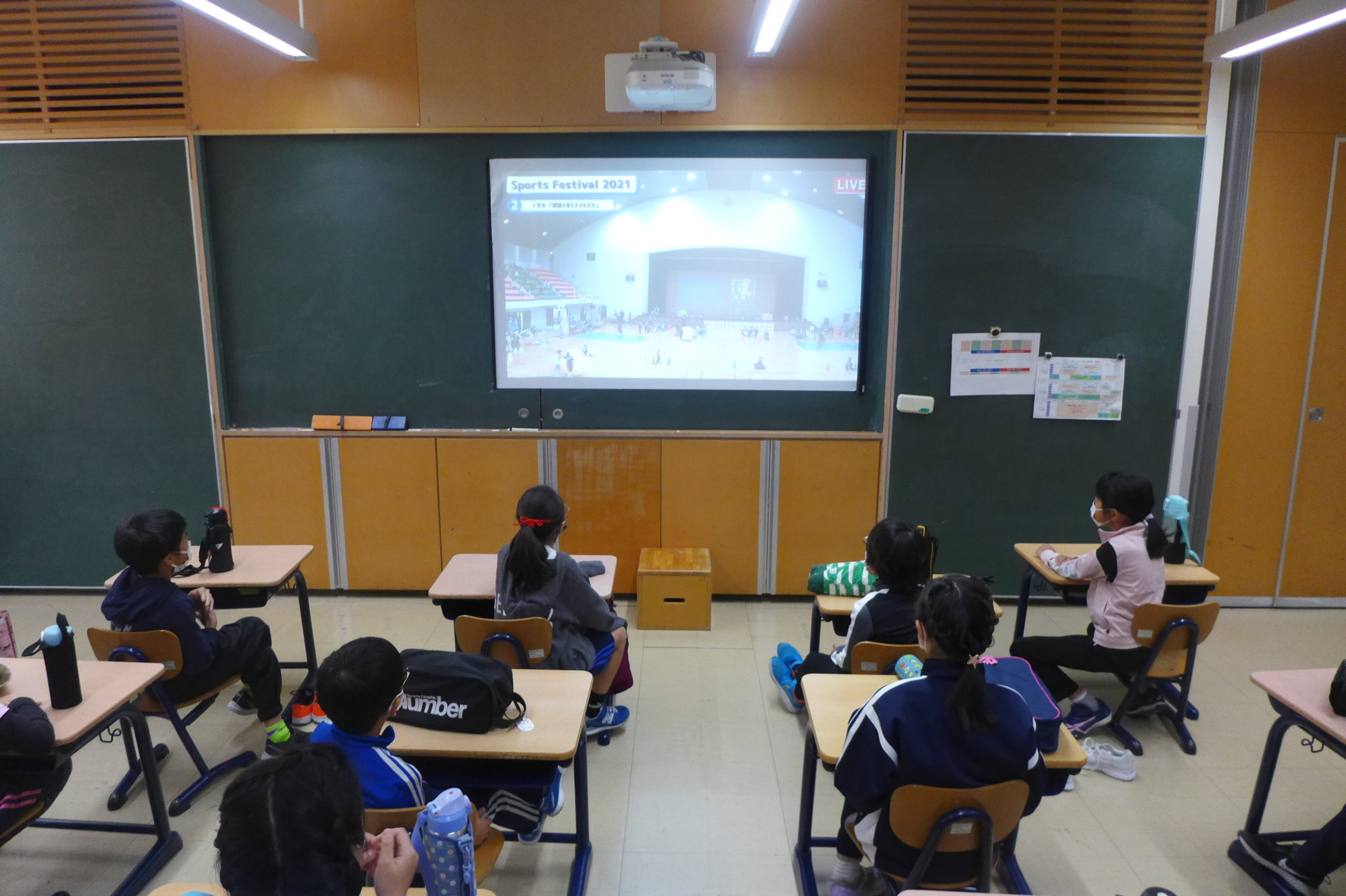 写真：LIVE中継で児童・保護者をつなぐ分散型運動会