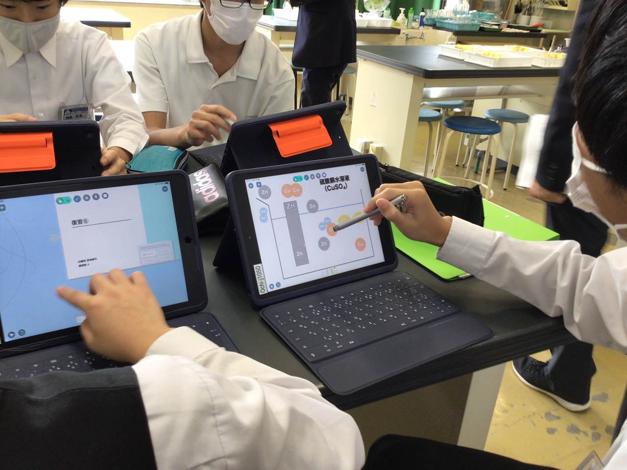 写真：3年生 理科 化学電池の仕組みを説明しよう！