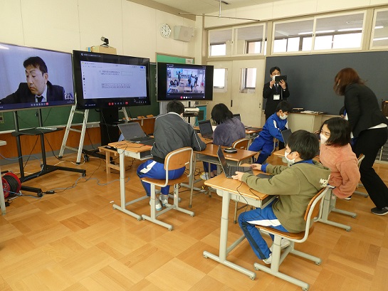 写真：WACOM(液晶ペンタブレット)を使用した遠隔授業