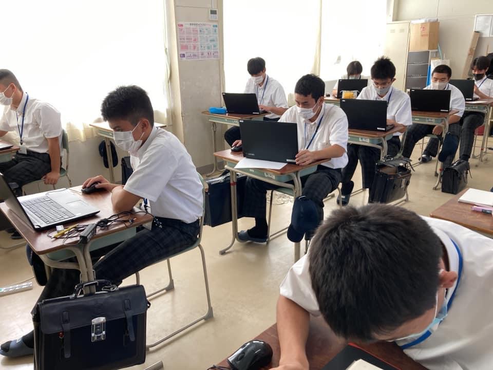 写真：政策アイデアの立案に取り組んでいます。