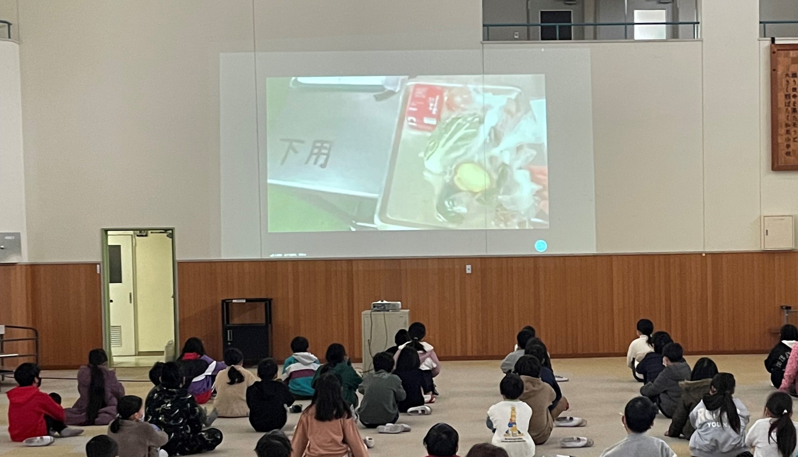 写真:給食調理室のリモート見学