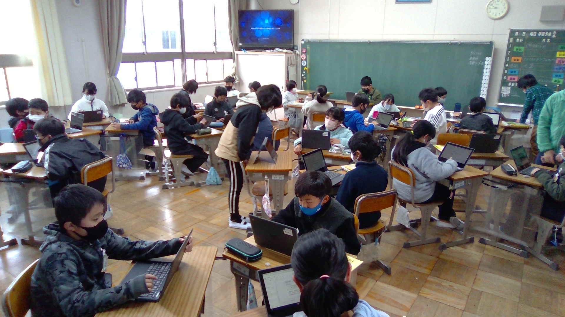 写真:タブレット端末を使った個別学習(5年通常学級)